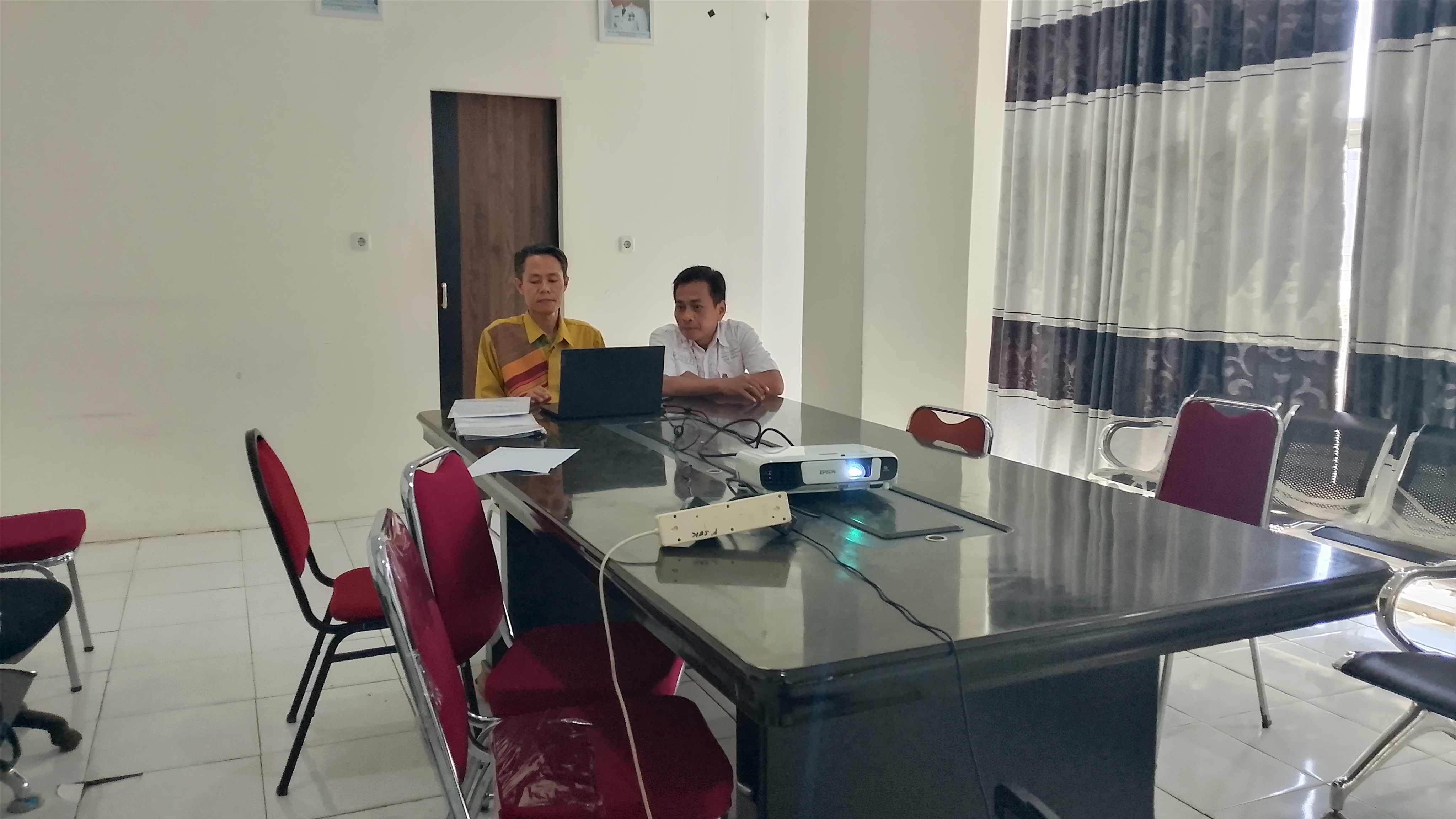 Optimalkan Pelayanan Publik, Aparat DPMPTSP Pangkep Gelar Desk Evaluasi MPP 2026
